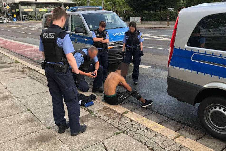 Wachpolizisten entdeckten den 26-Jährigen am Mittwochabend vor dem Marx-Monument.
