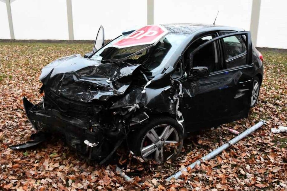 Der Toyota krachte gegen ein Stoppschild, das in der Windschutzscheibe stecken blieb.