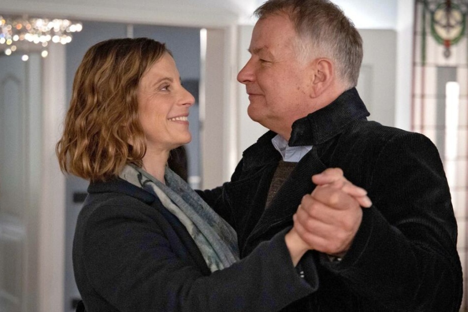 Katja Brücker fragt Roland Heilmann, ob er für den nächsten Tag etwas geplant hat. Roland hat zunächst keinen Schimmer, wovon seine neue Liebe redet.