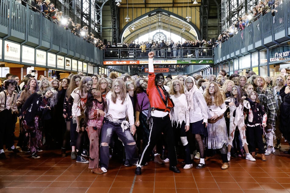 Hamburg: Spektakulärer Zombie-Flashmob am Hauptbahnhof