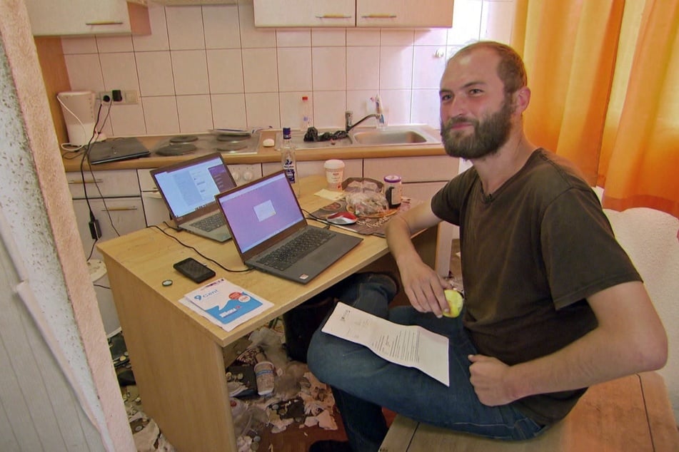 Alex (31) aus Dresden kann sich ein Leben mit Arbeit nicht vorstellen. Er fühlt sich wohl in seiner völlig verkeimten 25-Quadratmeter-Bude.
