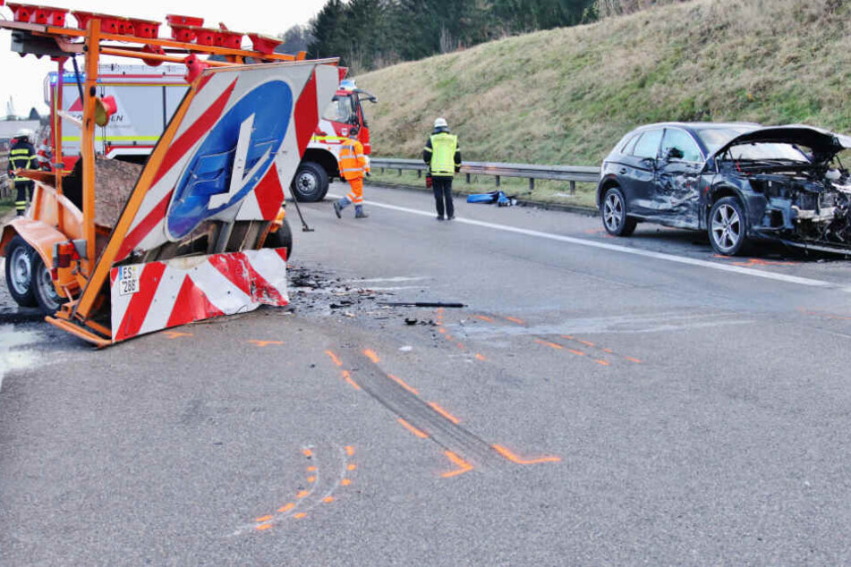 Der Mann übersah einen Warntafel-Anhänger und raste in ihn hinein.