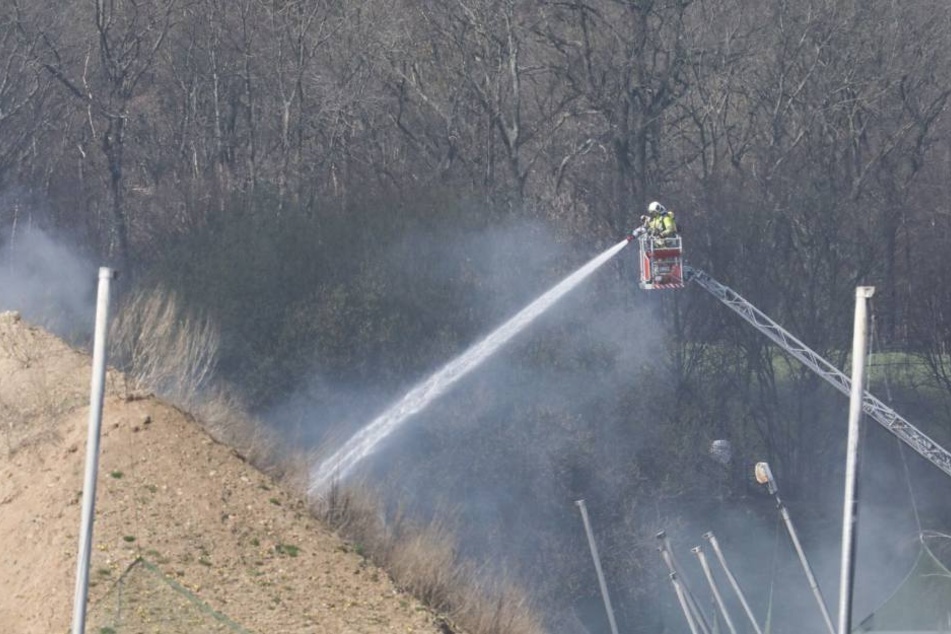 Von einer Drehleiter aus versuchte die Feuerwehr die Flammen zu löschen.