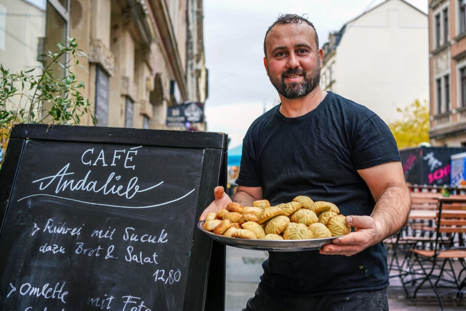 Rami Aboud (40) verkauft arabisches Gebäck wie Baklava oder "Ma'amoul" (auf dem Bild) in der Neustadt.