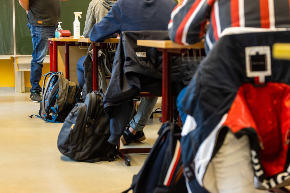 Das Oberverwaltungsgericht Sachsen-Anhalt hat entschieden: Lehrer müssen erst ab einem Alter von 62 Jahren weniger unterrichten. (Symbolbild)
