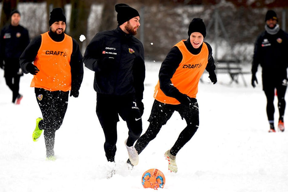 Kennenlernen im Schnee: Dzenis Burnic (r.) hat während seiner ersten Trainingseinheit mit Niklas Kreuzer (M.) und Aias Aosman sichtlich Spaß.