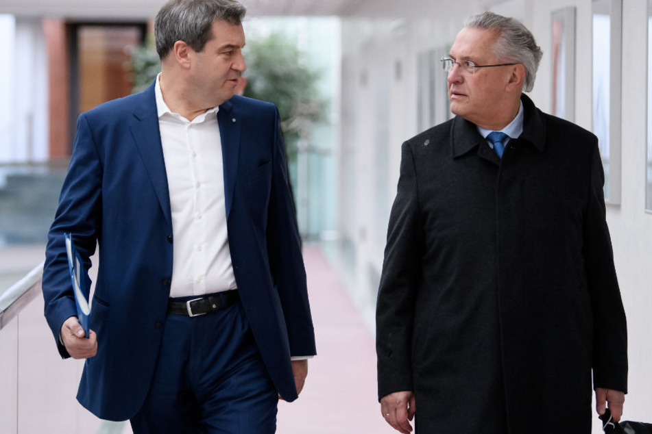 Joachim Herrmann (r.) betont die Bedeutung von Zuwanderung für Bayern. (Archivbild)