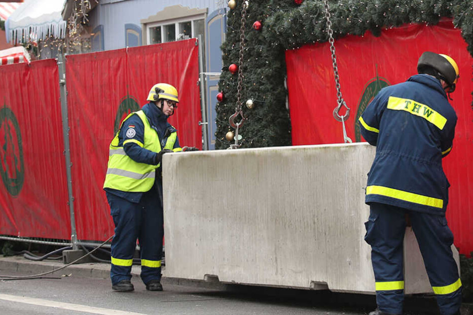 Betonpoller sollen die Weihnachtsmärkte vor einem möglichen Anschlag schützen.