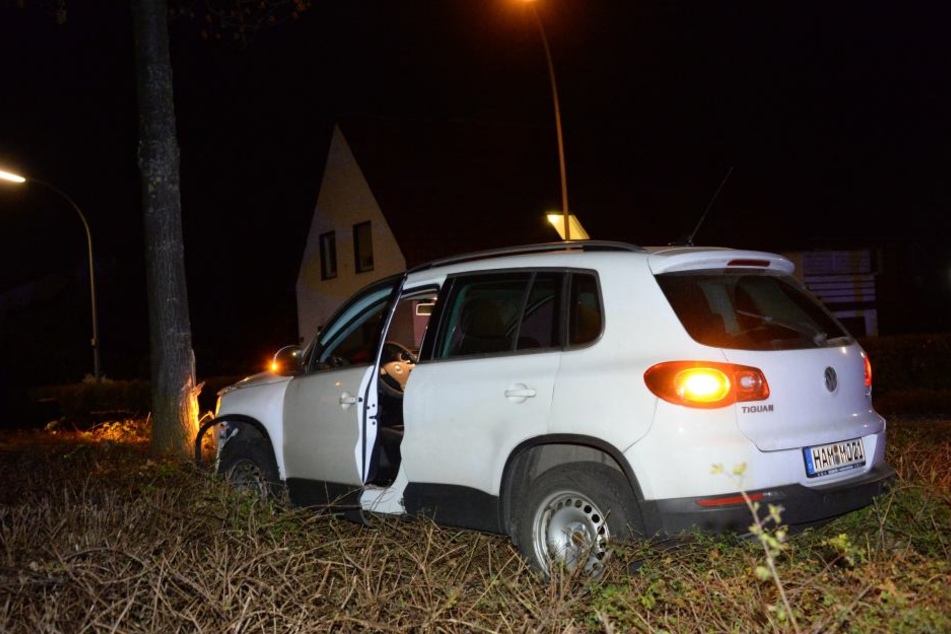 Gegen den einzigen Baum auf dem Kreisel knallte die Frau.