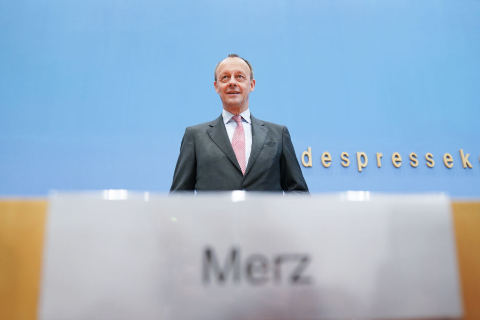 Friedrich Merz (CDU), ehemaliger Unions-Fraktionsvorsitzender im Bundestag, steht zu Beginn auf einer Pressekonferenz in der Bundespressekonferenz zu einer möglichen Kandidatur für den CDU-Vorsitz.