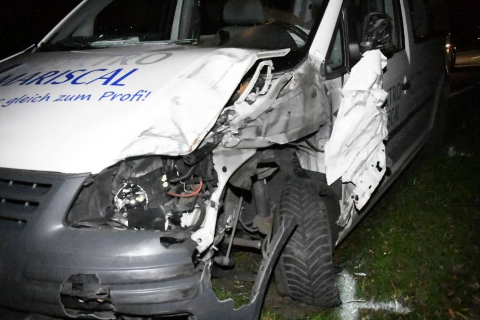 Auch die Front des Caddy wurde bei dem Crash komplett eingedrückt.
