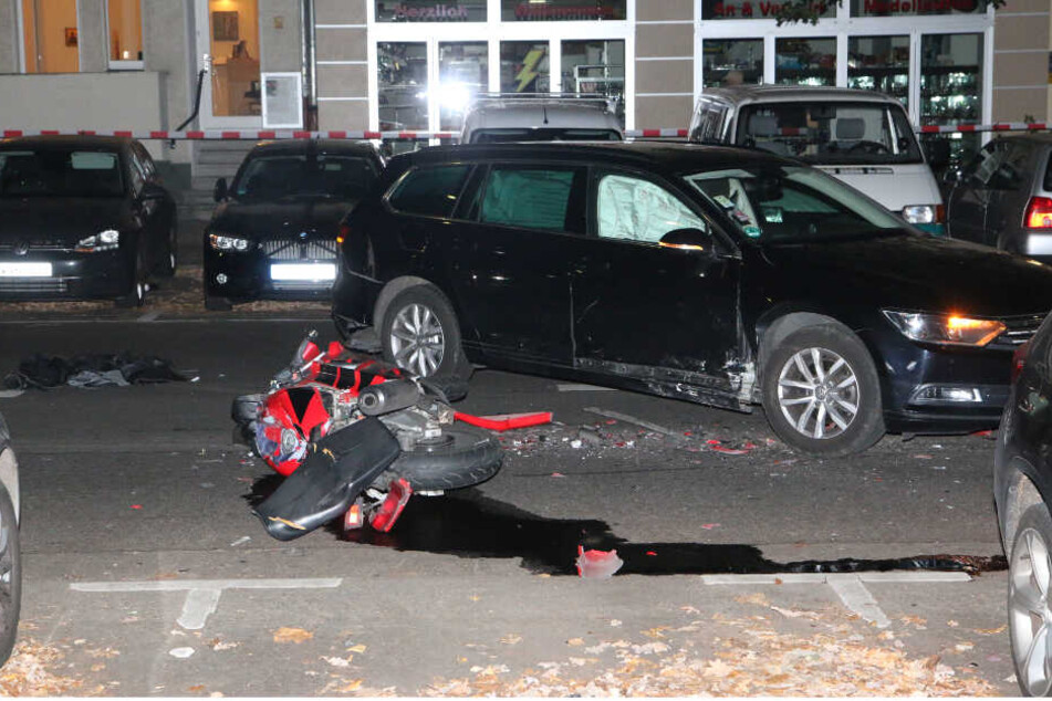 Ein Flüssigkeit tritt aus dem Motorrad aus.