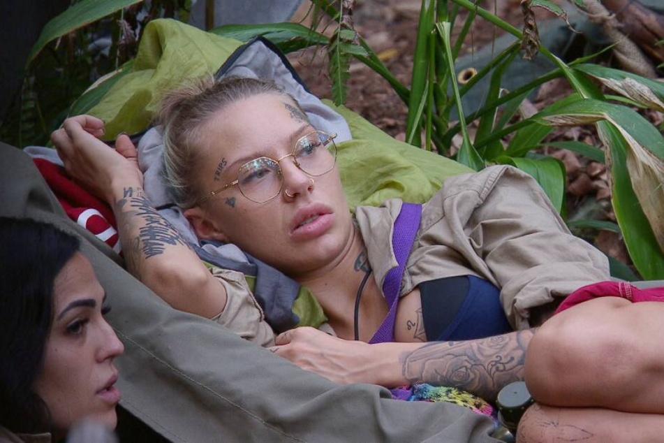 Elena und Toni Trips lästern hart über die nichtvorhandenen Eier der Männer ab.