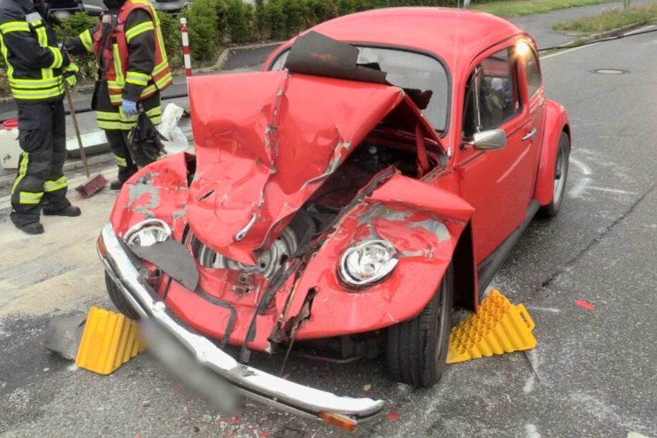 Das rote Kult-Auto ist nach dem Unfall völlig zerstört.