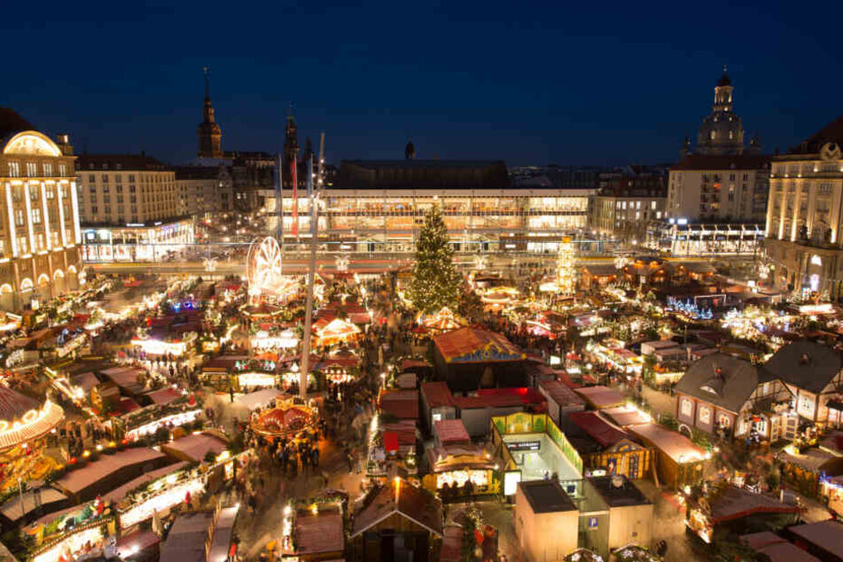 Hell erstrahlt der Dresdner Striezelmarkt. LED-Lichter halten die Stromkosten klein.