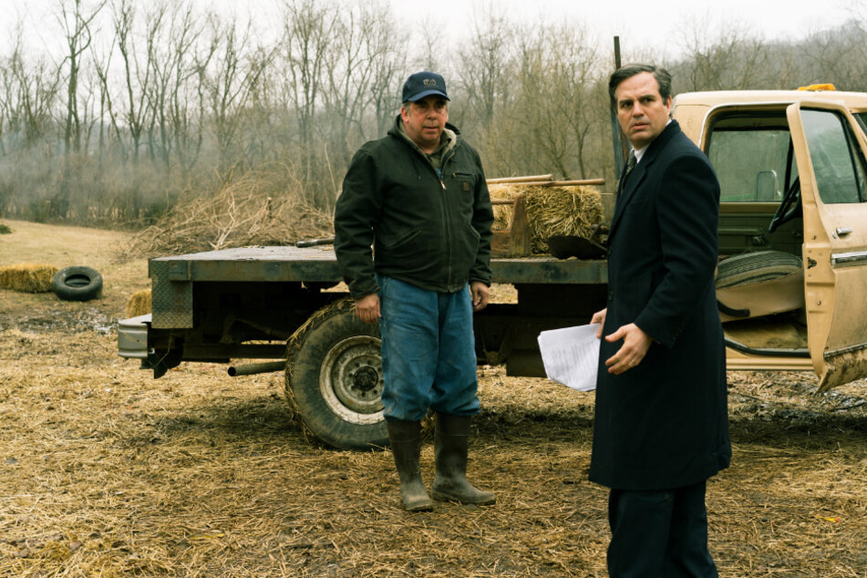 Wilbur Tennant (l., Bill Camp) macht Rob Bilott (Mark Ruffalo) auf die großen Missstände auf seiner Farm aufmerksam.