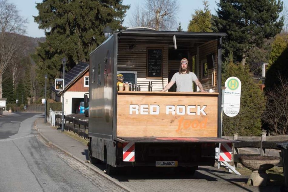 Ein umgebauter Lkw, der vorher Sporttechnik beherbergte, ist jetzt Danielo Müllers (44) Wurstküche.