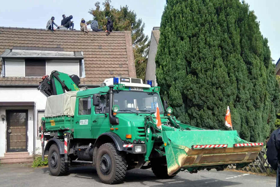 Aktivisten besetzen Haus, dann wollen sie vom Dach gerettet werden!