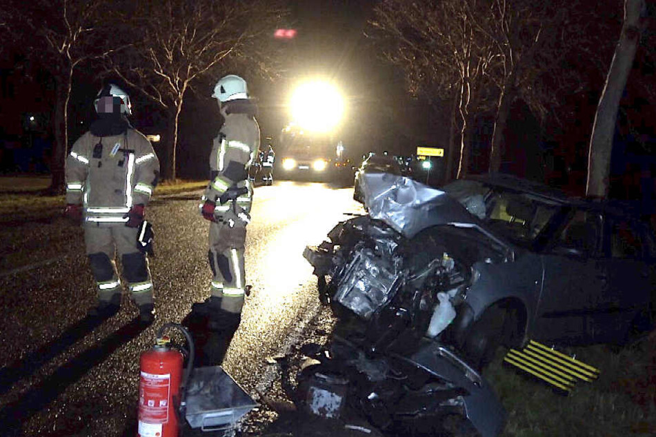 Bei einem schweren Unfall nahe Staßfurt wurde eine Person verletzt.