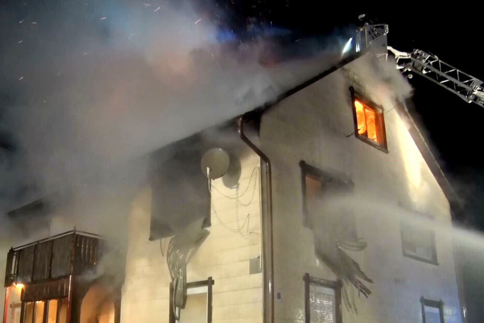 Die Feuerwehr beim Löschen des Brandes.