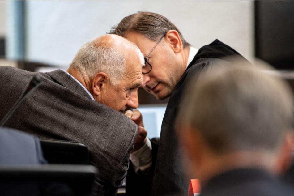 Zu Prozessbeginn besprechen sich Mandant und Anwalt.