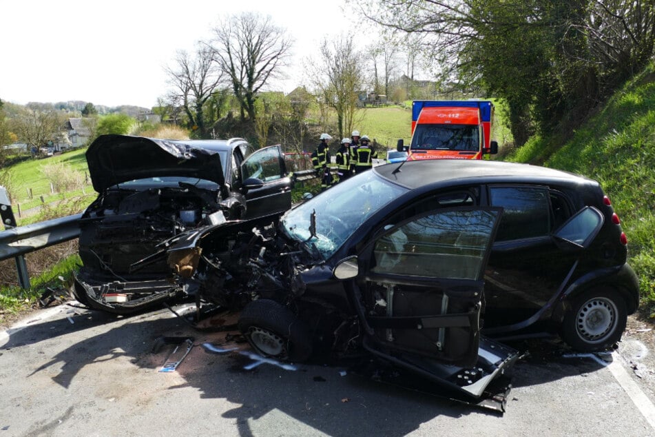 Beide Unfallwagen mussten nach dem Crash abgeschleppt und sichergestellt werden.