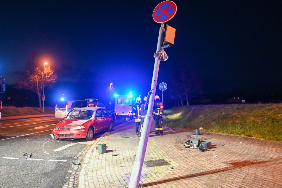 Der Ampelmast wurde durch den Unfall stark beschädigt.