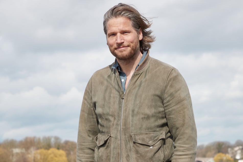 Ein "Bergretter" bei GNTM! Hauptdarsteller Sebastian Ströbel (48) sollte den Models dabei helfen, bei einem Videodreh zu glänzen.