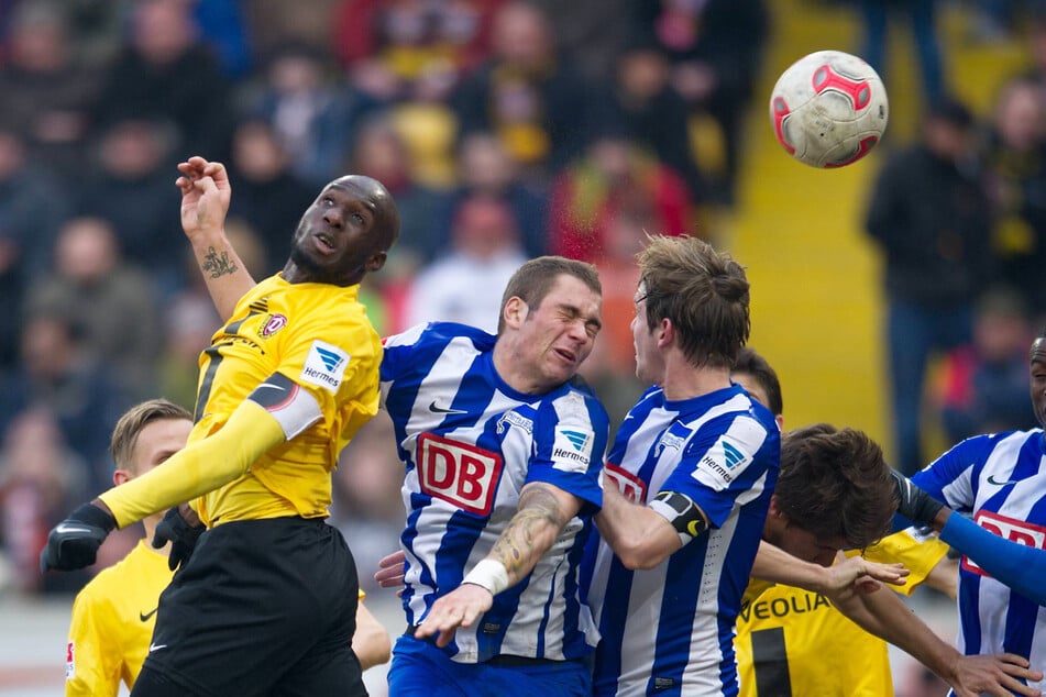 Pierre-Michael Lasogga (2.v.l.) köpfte am 2. März 2013 in Dresden in die eigenen Maschen der Hertha und bescherte Dynamo damit den bislang einzigen Sieg gegen die Alte Dame.
