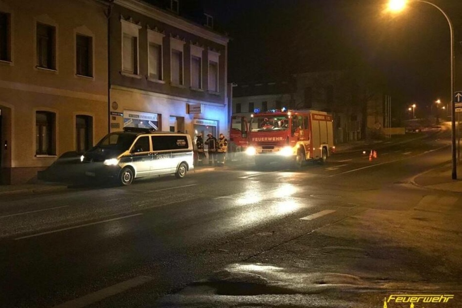 Feuerwehr und Polizei sperrten die Straße um die betroffenen Häuser ab.
