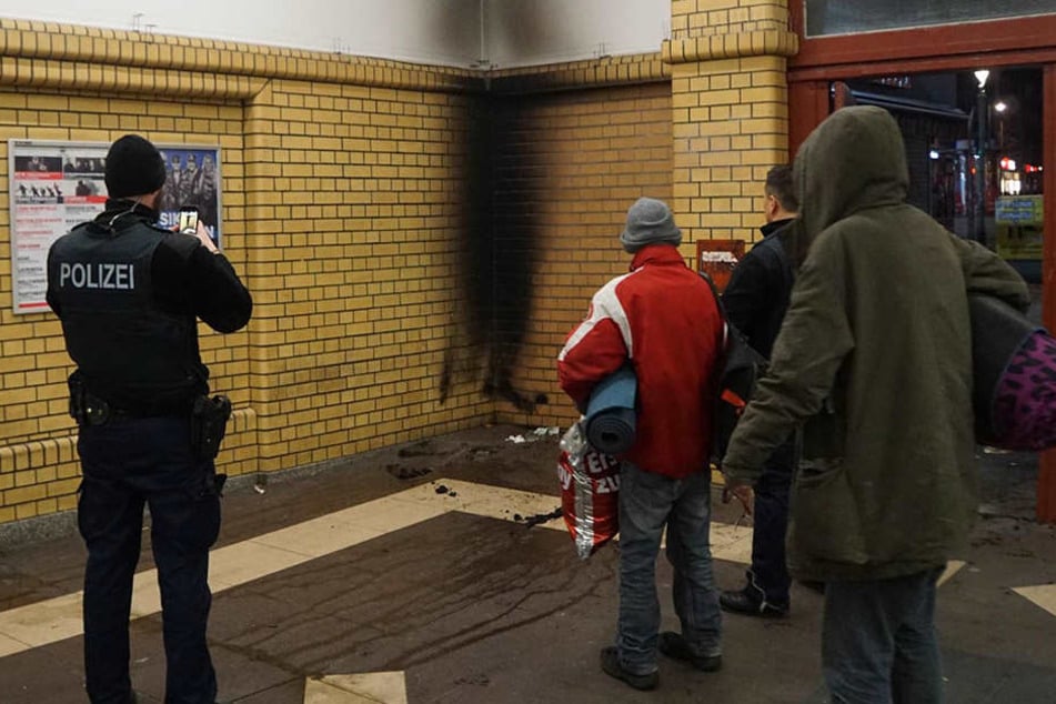 Die Obdachlosen lagen an einerWand am Eingang. Dort sind deutliche Rußspuren zu erkennen nach dem Brand.