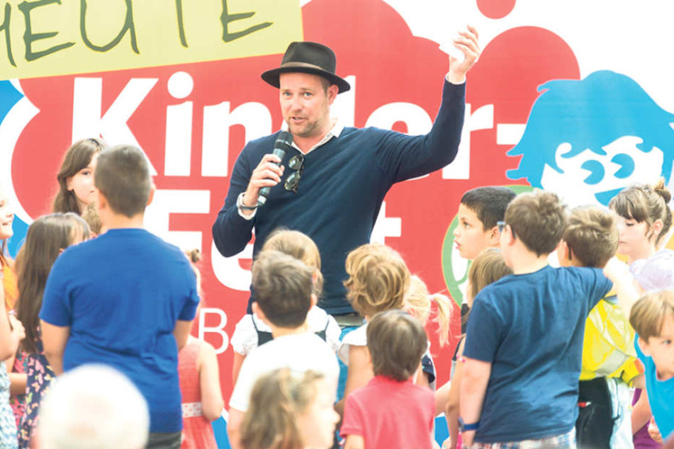 KiKA-Moderator Ben sorgte beim Kinderfest im Hauptbahnhof für
Begeisterung.