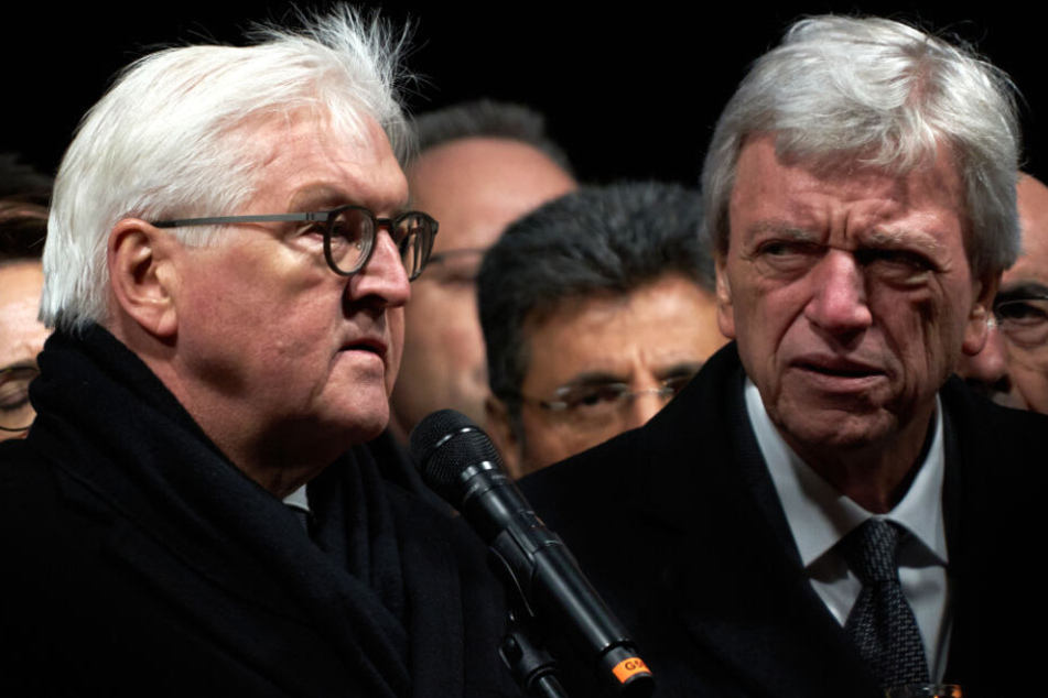 Bundespräsident Frank-Walter Steinmeier (l.) spricht auf der Mahnwache in Hanau. Neben ihm steht der hessische Ministerpräsident Volker Bouffier.