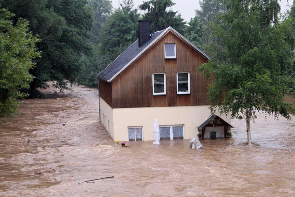 Bei drei Jahrhundert-Hochwassern in elf Jahren umschlossen Fluten der Würschnitz Harthauer Häuser.