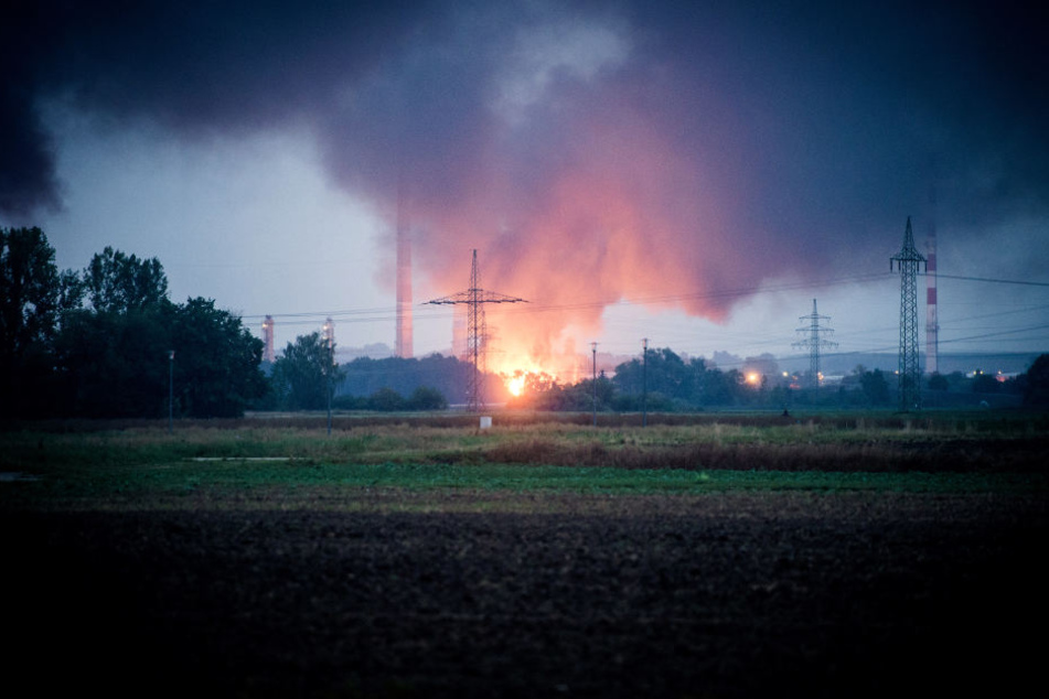 Ein Feuer ist auf dem Raffineriegelände der Bayernoil nahe Ingolstadt ausgebrochen.