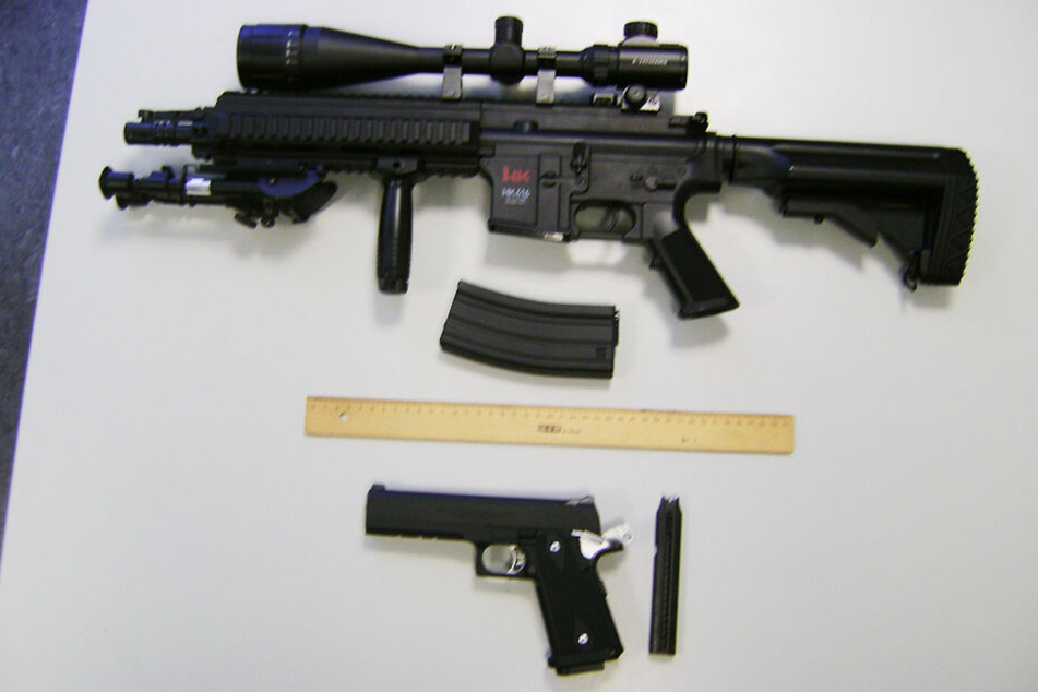 Diese Softairwaffen fanden Polizeibeamte in einer Bochumer Schule.