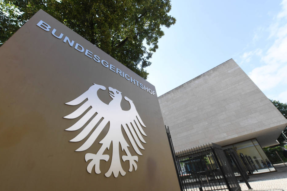 Die festgenommenen Männer sollen noch am Montag einem Ermittlungsrichter am Bundesgerichtshof vorgeführt werden.