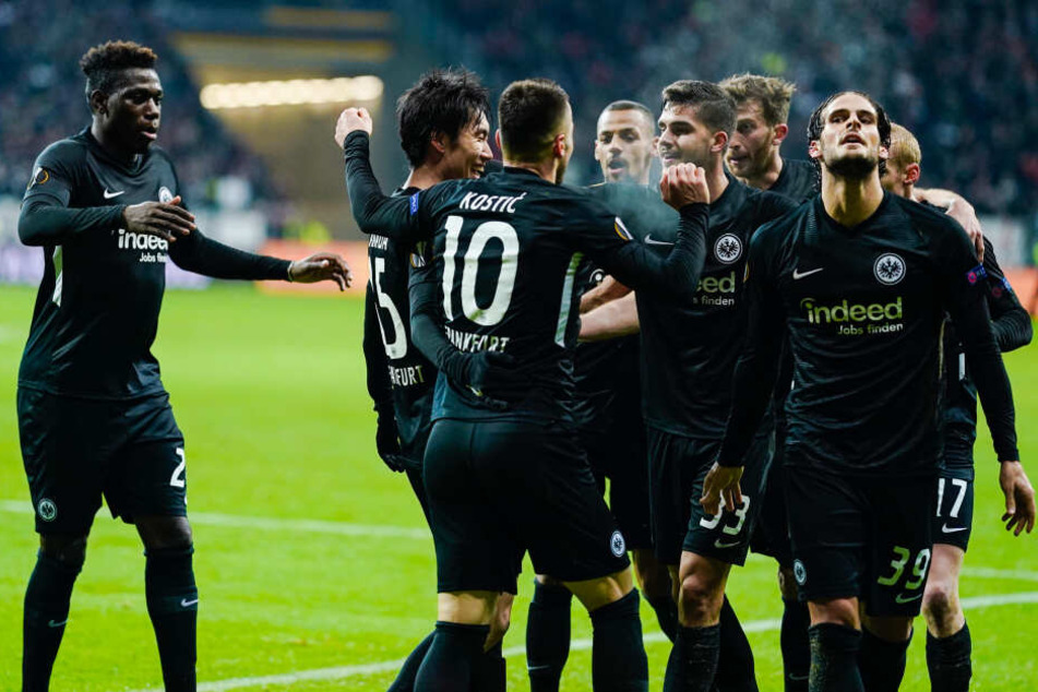 Die Spieler der Frankfurter Eintracht treffen im Sechzehntelfinale der Europa League auf...