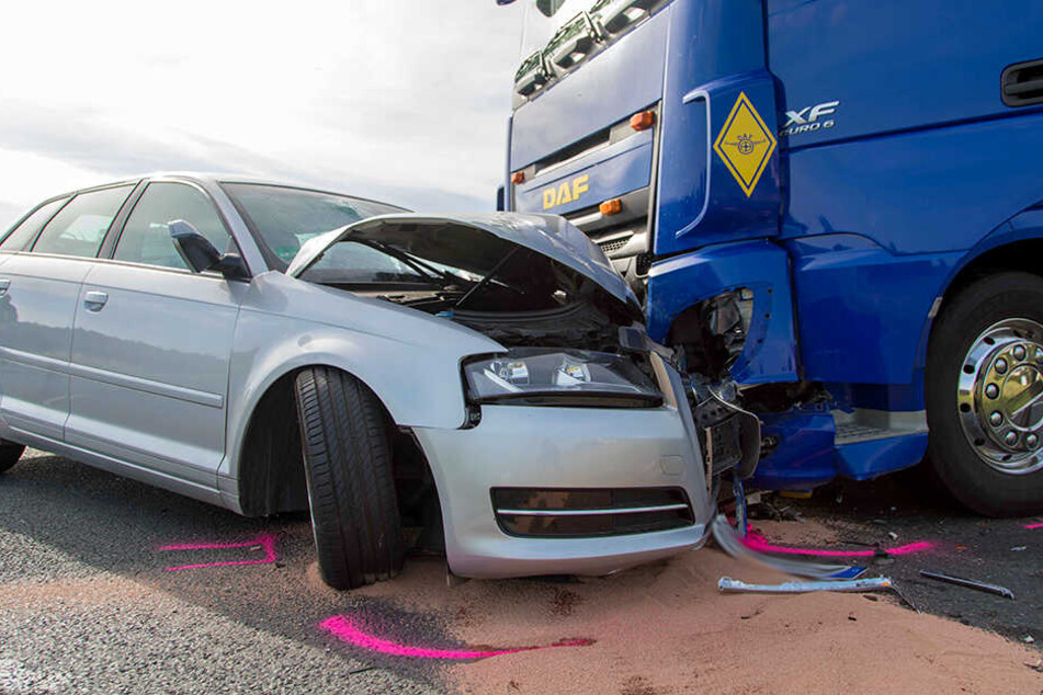 Der Audi und der Laster sind frontal zusammengestoßen.