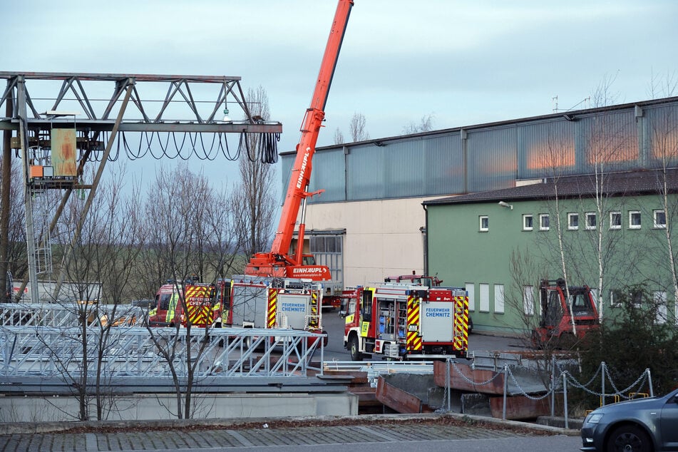 Ein Mann stürzte am Donnerstagvormittag durch das Dach dieser Lagerhalle in Mühlau (Landkreis Mittelsachsen). Für den 47-Jährigen kam jede Hilfe zu spät: Er verstarb noch vor Ort.