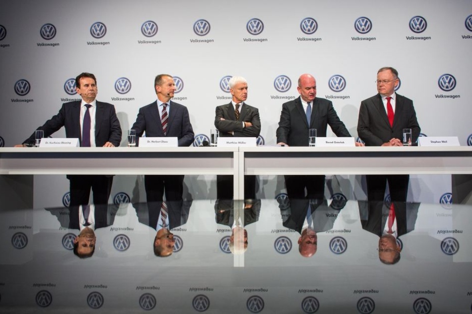Die Volkswagen-Vorstände Karlheinz Blessing (vl), Herbert Diess, Matthias Müller, Bernd Osterloh und der niedersächsische Ministerpräsident Stephan Weil.