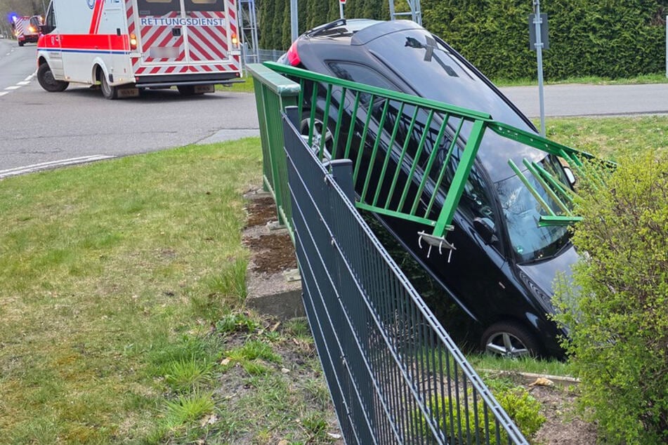 Autofahrer kracht über Brückengeländer und landet im Kanal