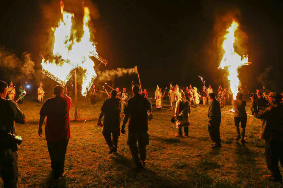 Symbole des Ku-Klux-Klans: eine brennende Swastika und ein brennendes Kreuz in Temple, Georgia.
