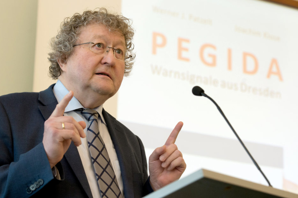 Patzelt während einer Pressekonferenz in Dresden zur Buchvorstellung "Pegida. Warnsignale aus Dresden".