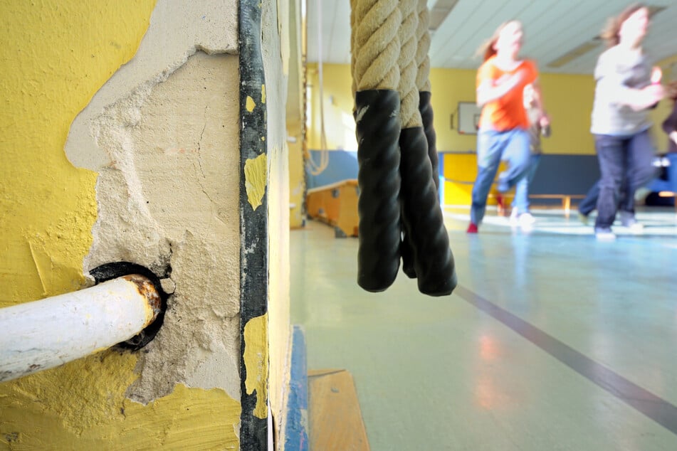 Marode Turnhallen gibt es in Sachsen einige. Manche sollen jetzt saniert werden.