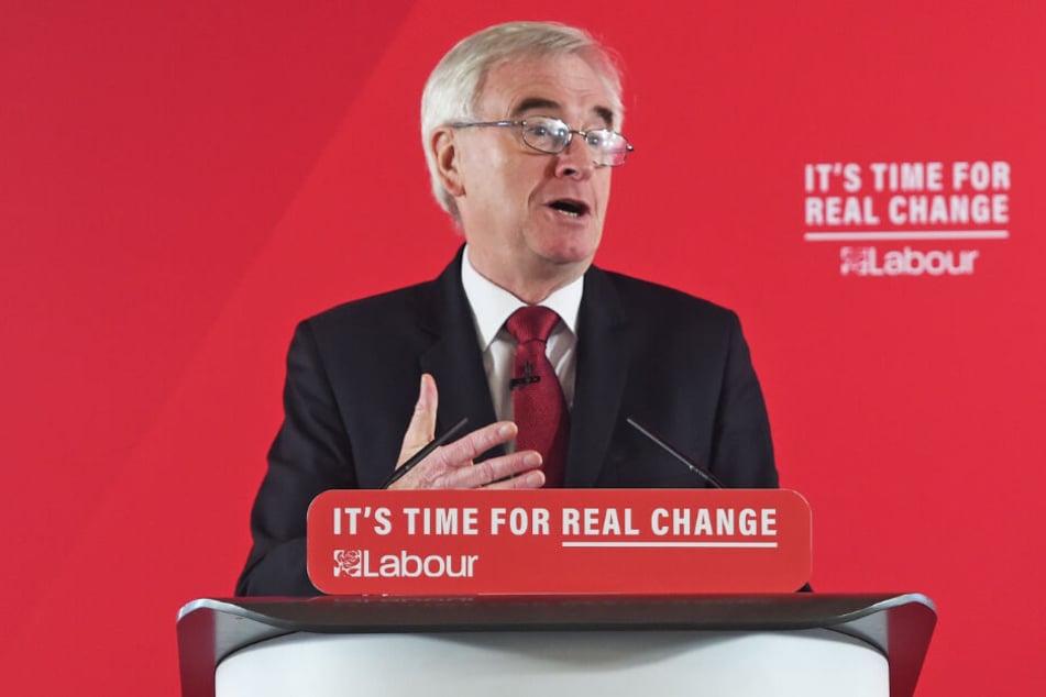 John McDonnell, Schattenkanzler der oppositionellen Labour-Partei, hält eine Rede über die Wirtschaft im Zentrum Londons.
