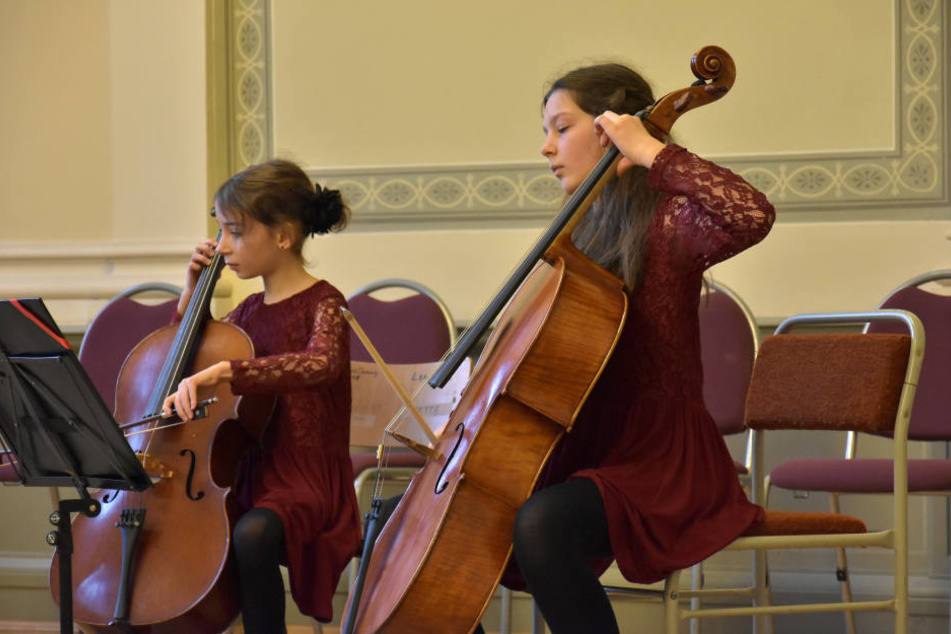 Jette Mathilde Schmidt und Clara Charlotte Böttger erspielten mit ihren
Cellos einen 1. Preis beim Landeswettbewerb.