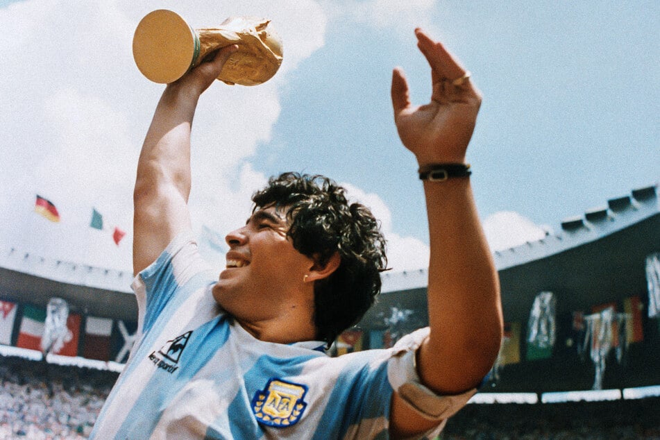 Ein Bild für die Ewigkeit: Diego Maradona (†60) holte 1986 quasi im Alleingang den WM-Titel nach Argentinien. (Archivbild)