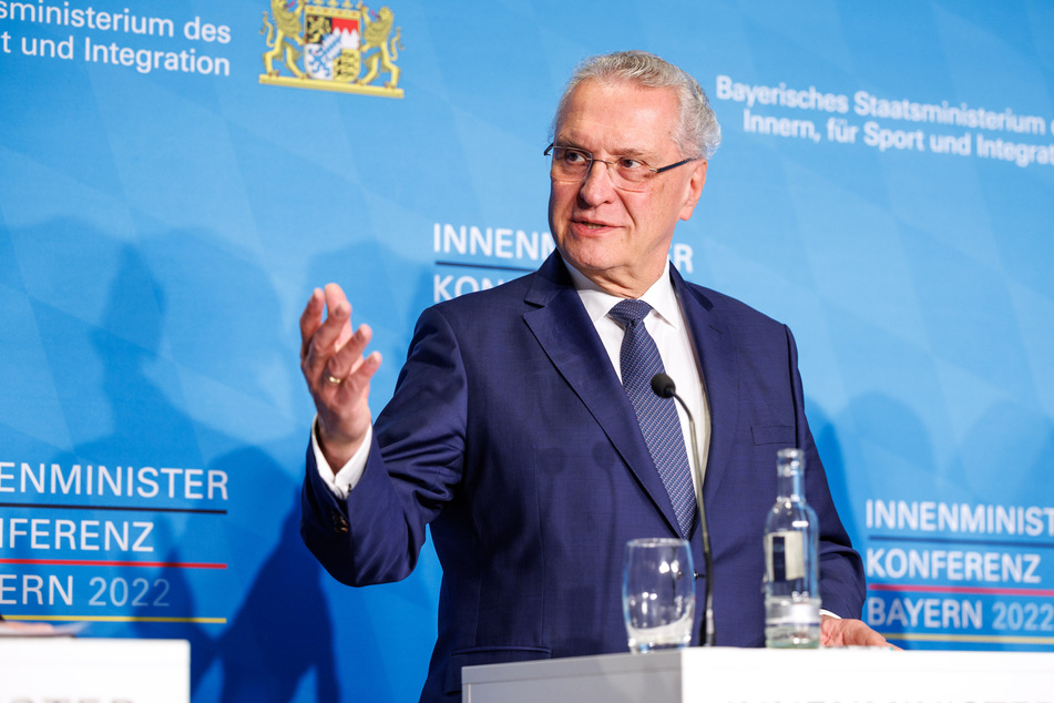 Bayerns Innenminister Joachim Herrmann (66, CSU) hat sich zu den Festnahmen im Zuge der Reichsbürger-Razzia geäußert.