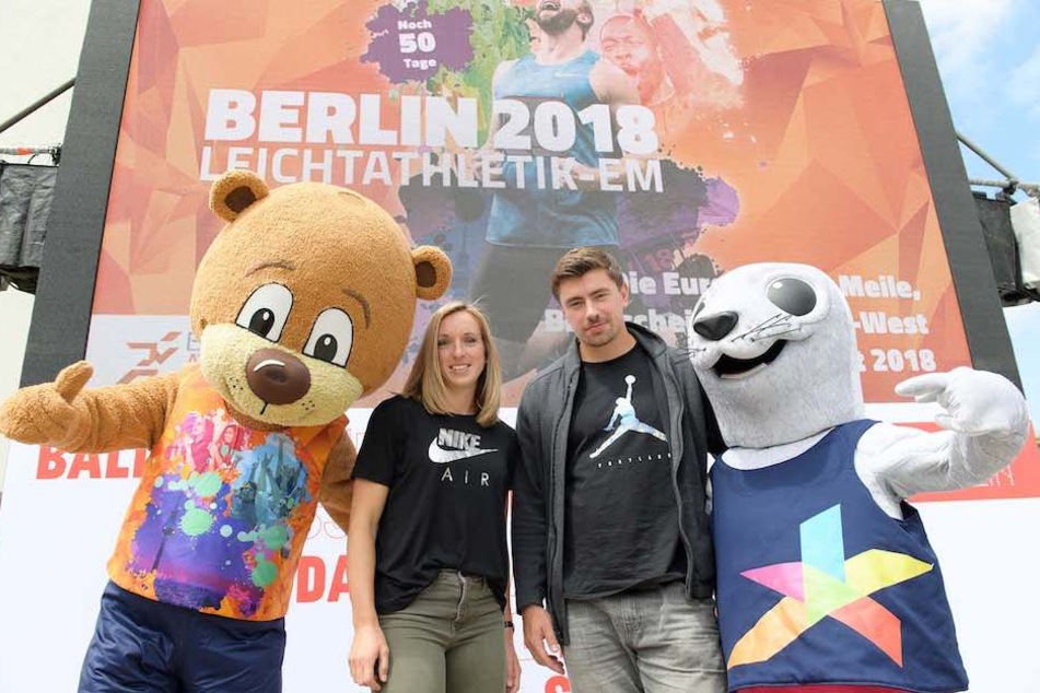 Maskottchen Berlino (li.) mit Hürdenläuferin Cindy Roleder (28) und Kugelstoßer David Storl (27).